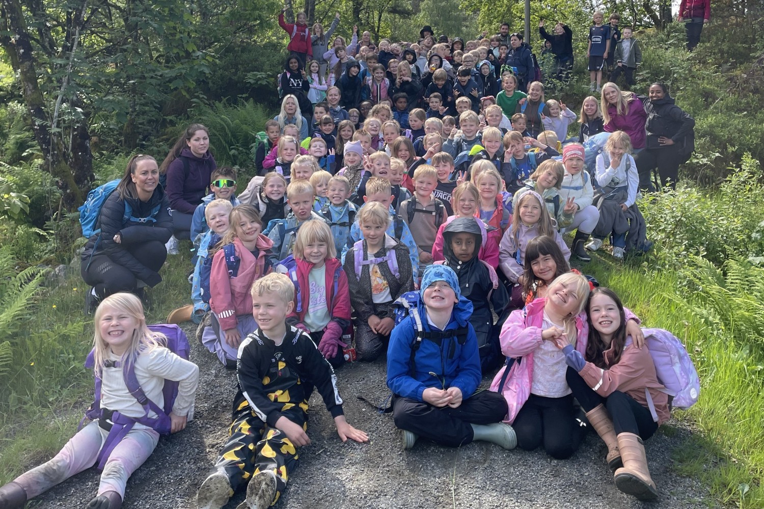 Flere barn fra Søyland skole på tur i skogen